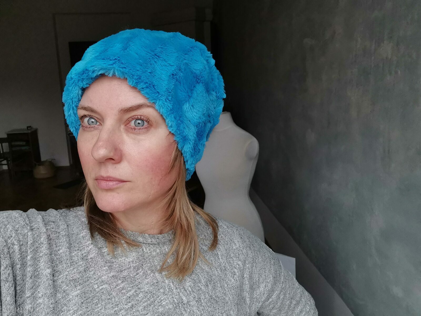 Szalona futrzana czapka w niebieskim „włosie” - boho dla artystki, rozmiar uniwersalny