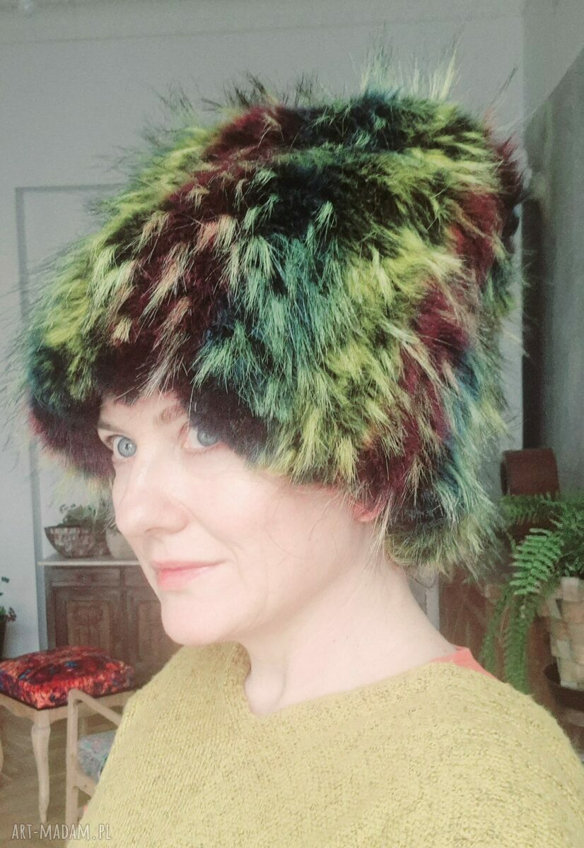 Szalona futrzana czapka boho z podszewką - kolorowy włos i ciepło