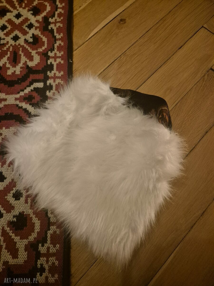 Szalona futrzana czapka biała - bardzo ciepła, na podszewce, rozmiar M 55-56 cm