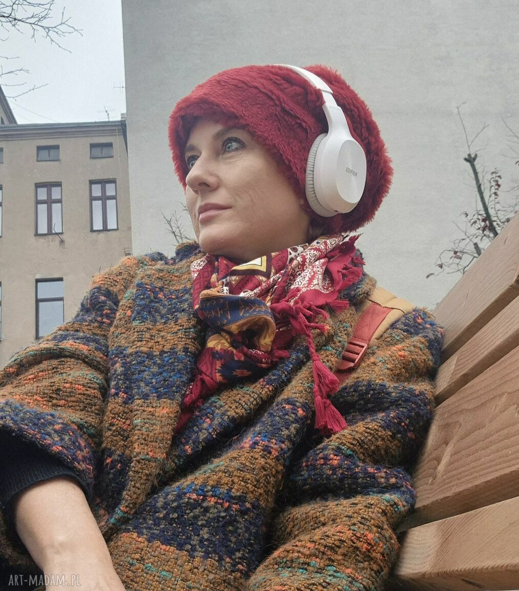 Szalona czapka futrzana oversize: czerwony kapturek i kolorowy włos
