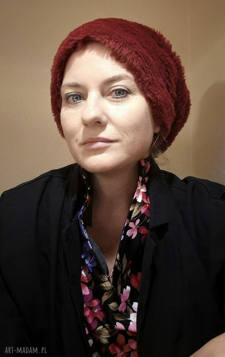 Szalona czapka futrzana oversize: czerwony kapturek i kolorowy włos