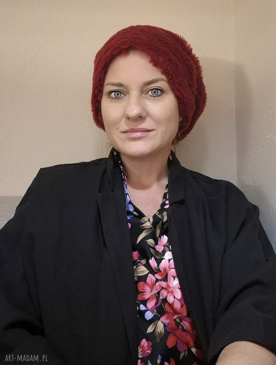 Szalona czapka futrzana oversize: czerwony kapturek i kolorowy włos
