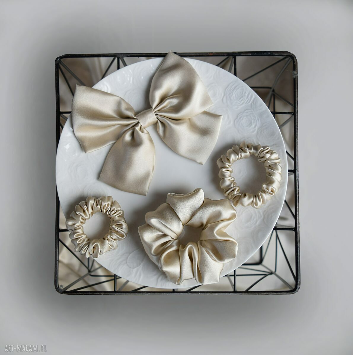 Szampańsko mi! Zestaw scrunchie z kokardą i spinką - jedwabny dodatek do włosów