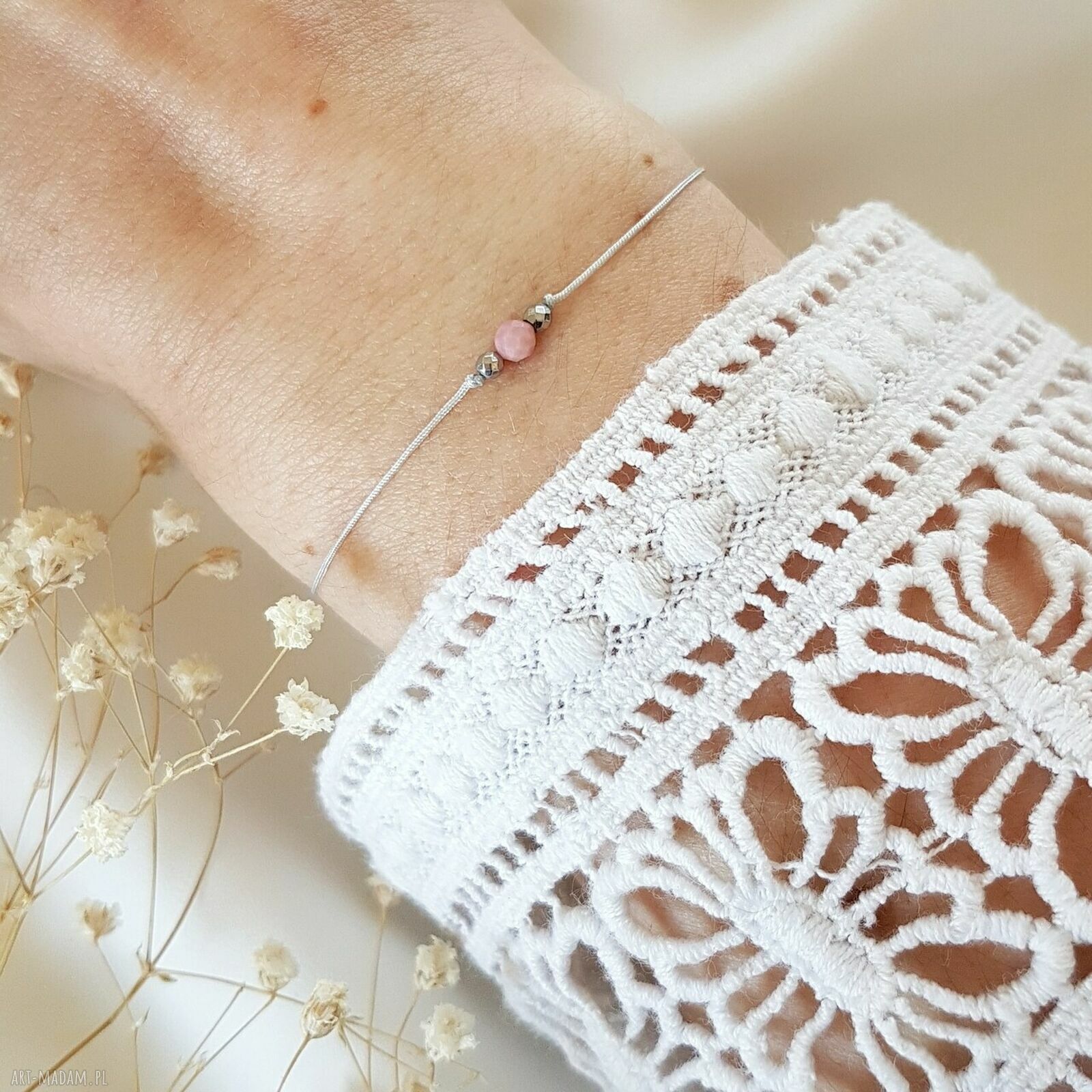 Szara bransoletka z rodonitem i hematytem - handmade na regulowanej nitce