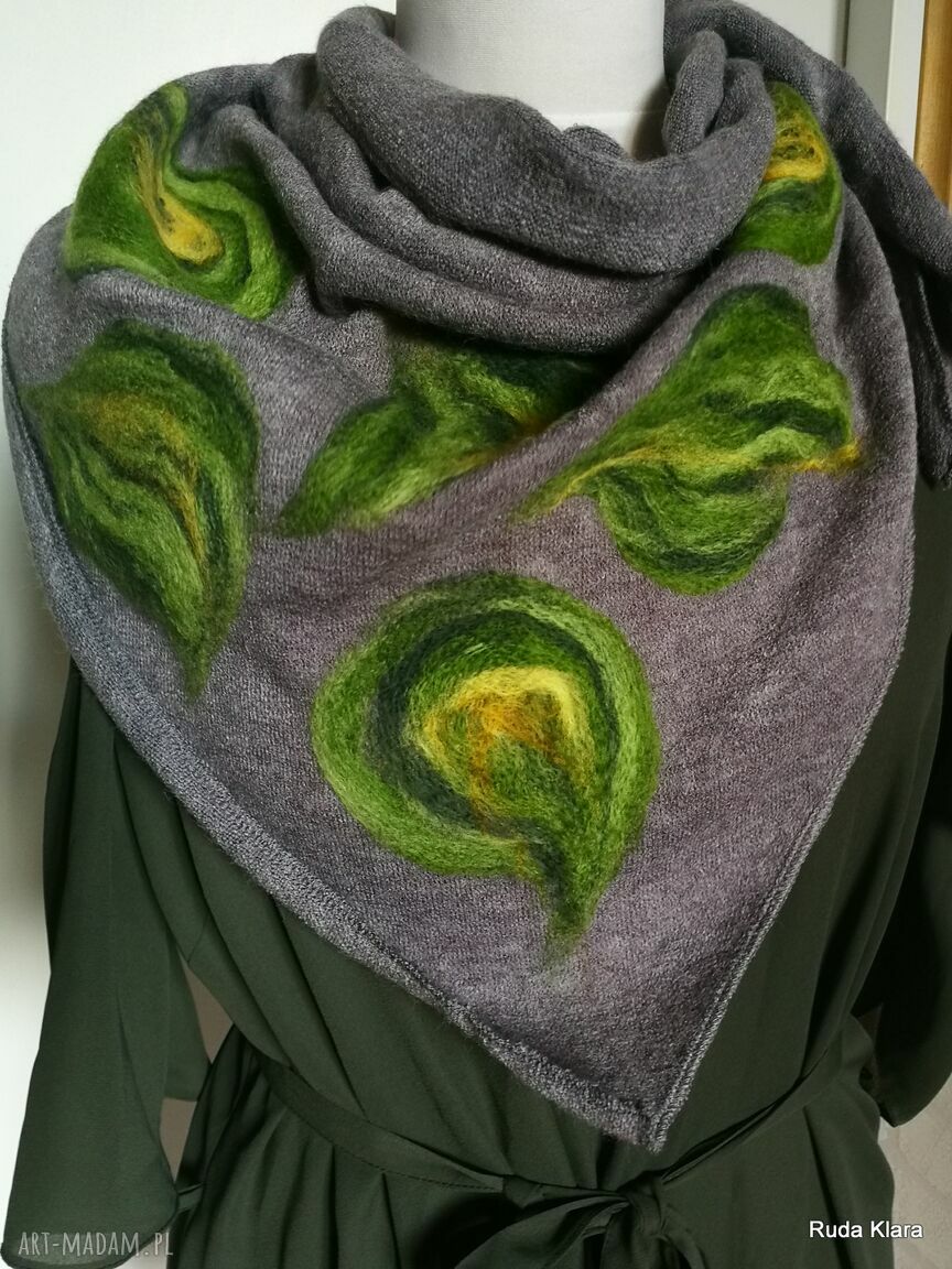 Szara chusta handmade z merynosów - elementy filcowane