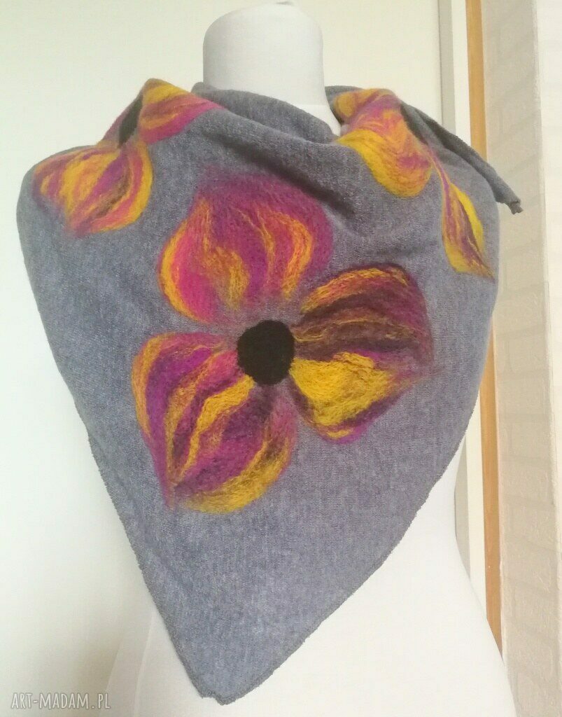 Szara chusta handmade z wełny merynosów - filcowane kwiaty folk