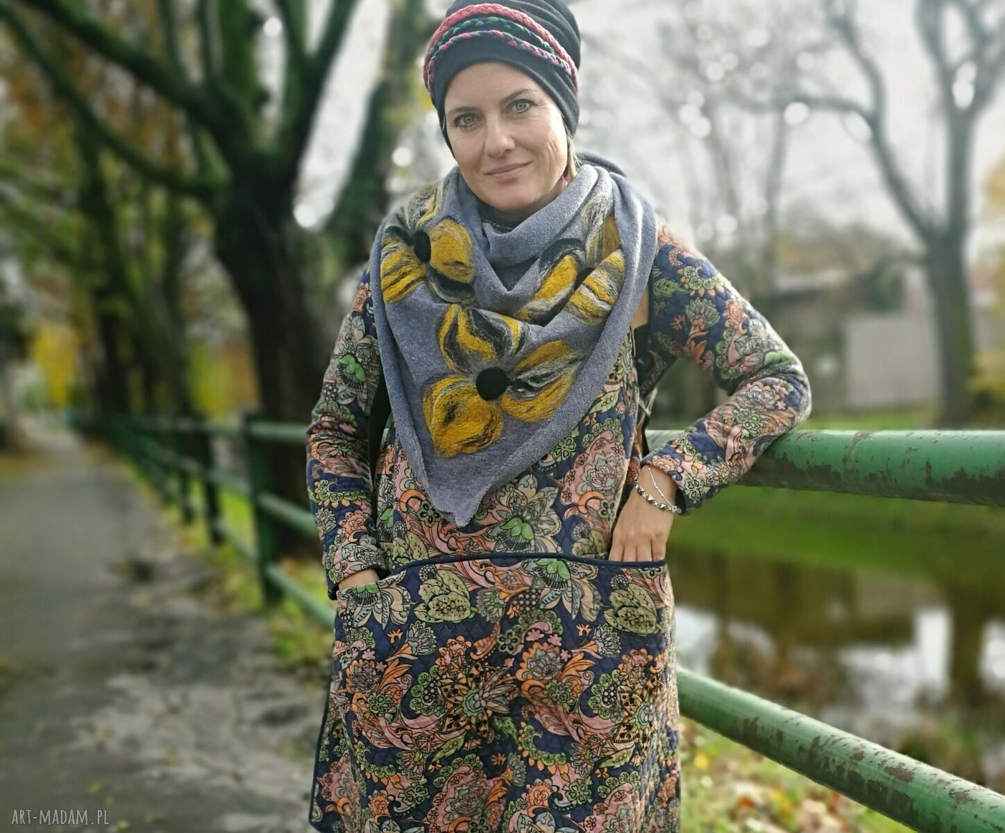 Szara chusta handmade z wełny merynosów - filcowane elementy (97x160 cm)