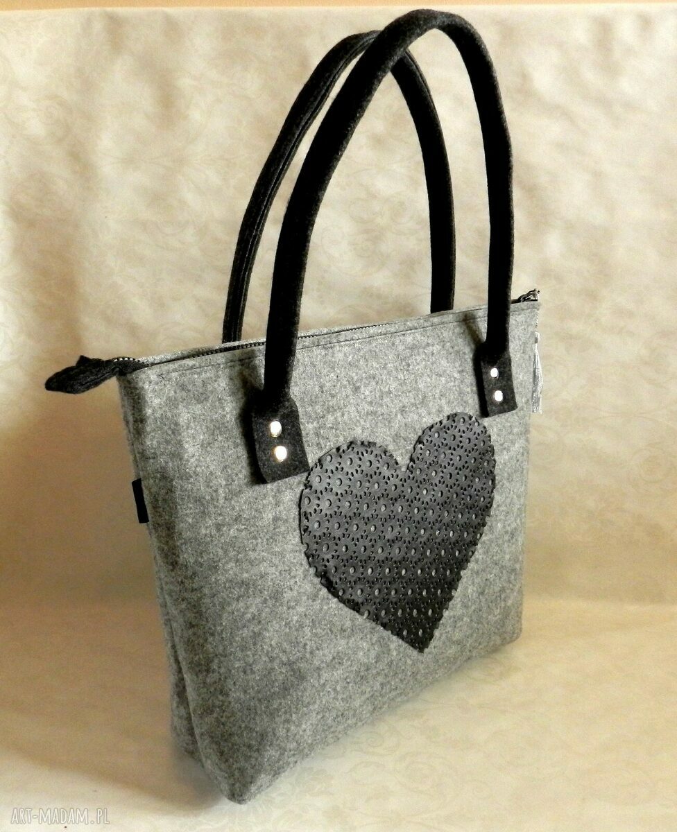 Szara filcowa torba na ramię z sercem - prezent handmade