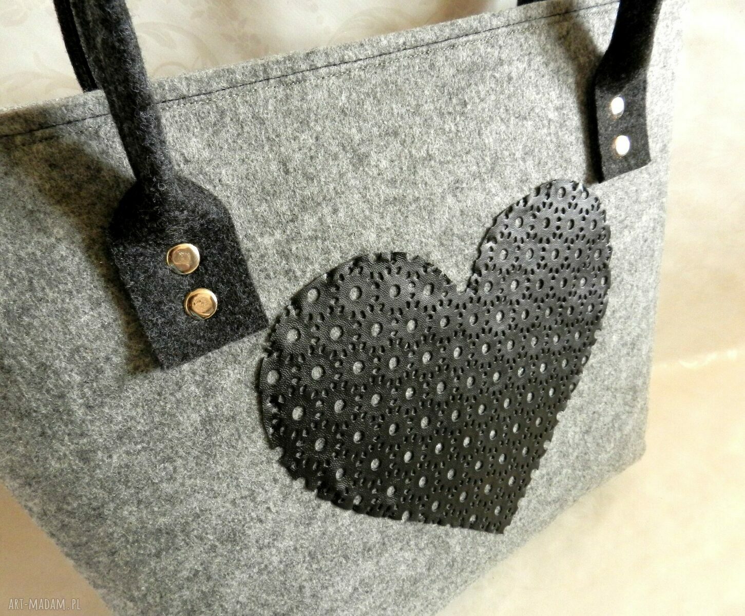 Szara filcowa torba na ramię z sercem - prezent handmade