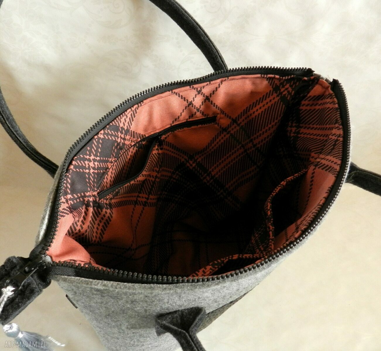 Szara filcowa torba na ramię z sercem - prezent handmade