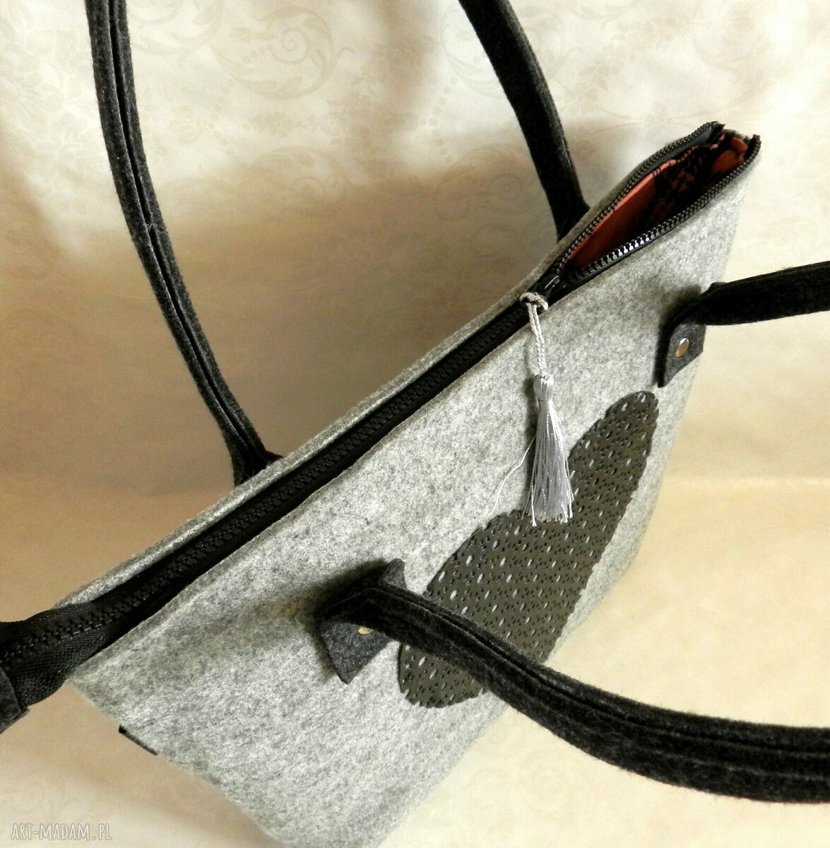 Szara filcowa torba na ramię z sercem - prezent handmade