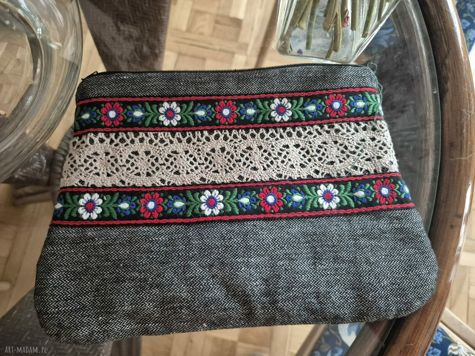 Szara ludowa kosmetyczka z koronką 24x18 cm, zapinana na zamek