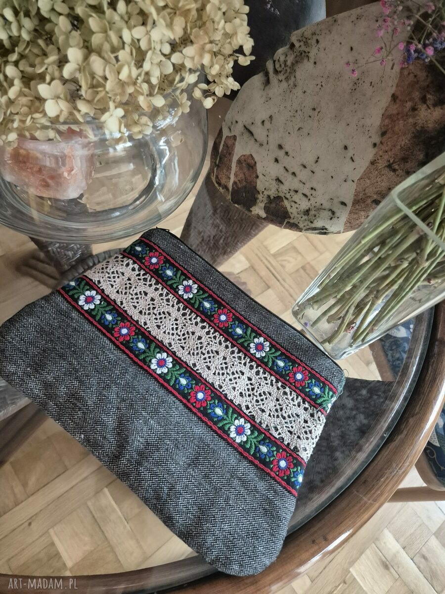 Szara ludowa kosmetyczka z koronką 24x18 cm, zapinana na zamek