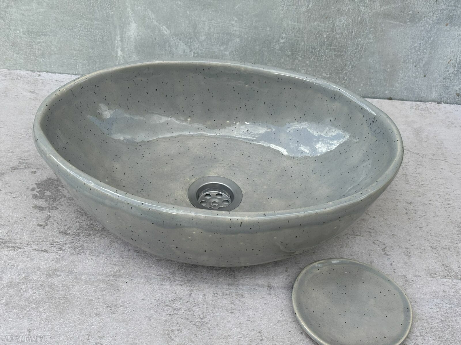 Szara nakrapiana umywalka ceramiczna ręcznie robiona