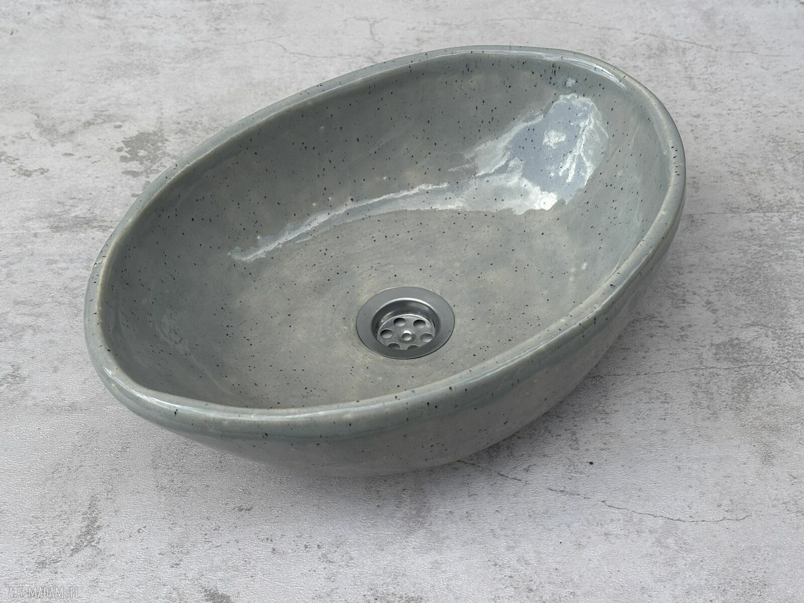 Szara nakrapiana umywalka ceramiczna ręcznie robiona