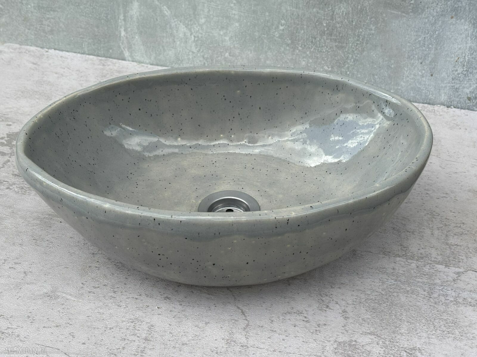 Szara nakrapiana umywalka ceramiczna ręcznie robiona