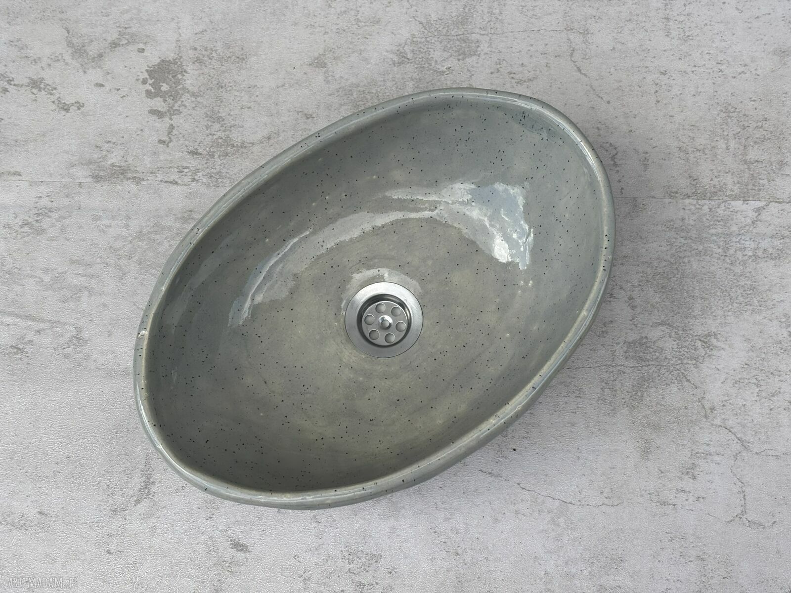 Szara nakrapiana umywalka ceramiczna ręcznie robiona