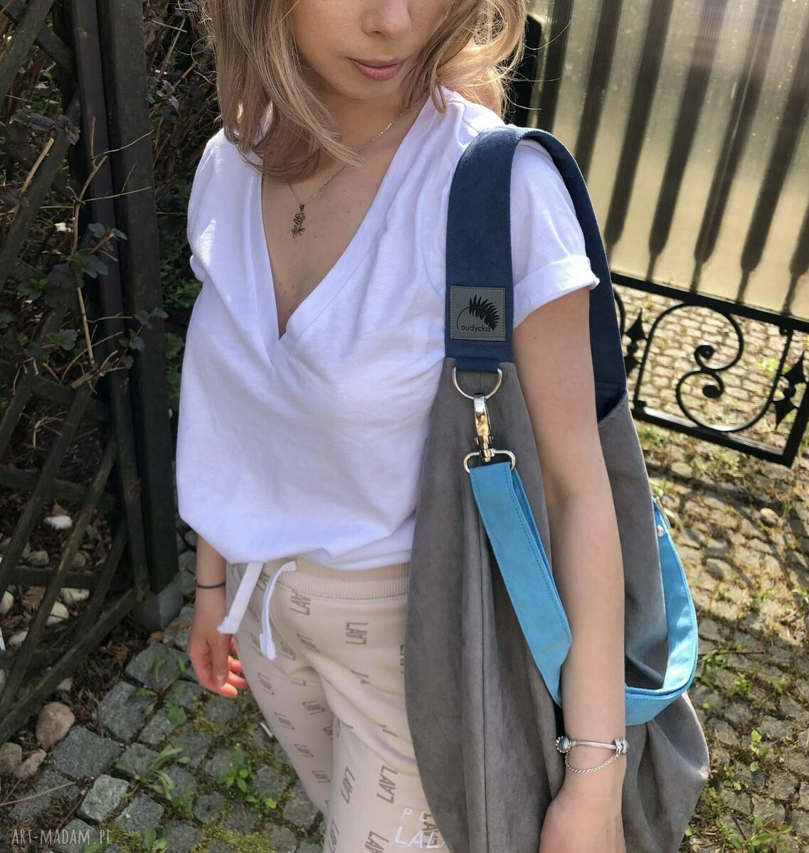 Szara torba worek z zamszu ekologicznego z niebieskim i granatowym paskiem