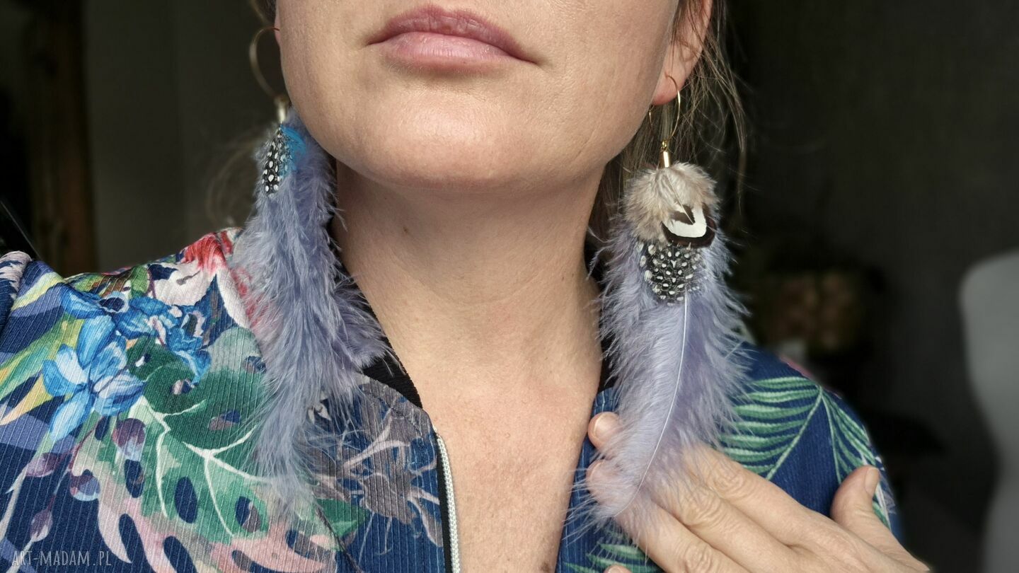 Kolczyki szare długie etno - lekkie boho z piórami