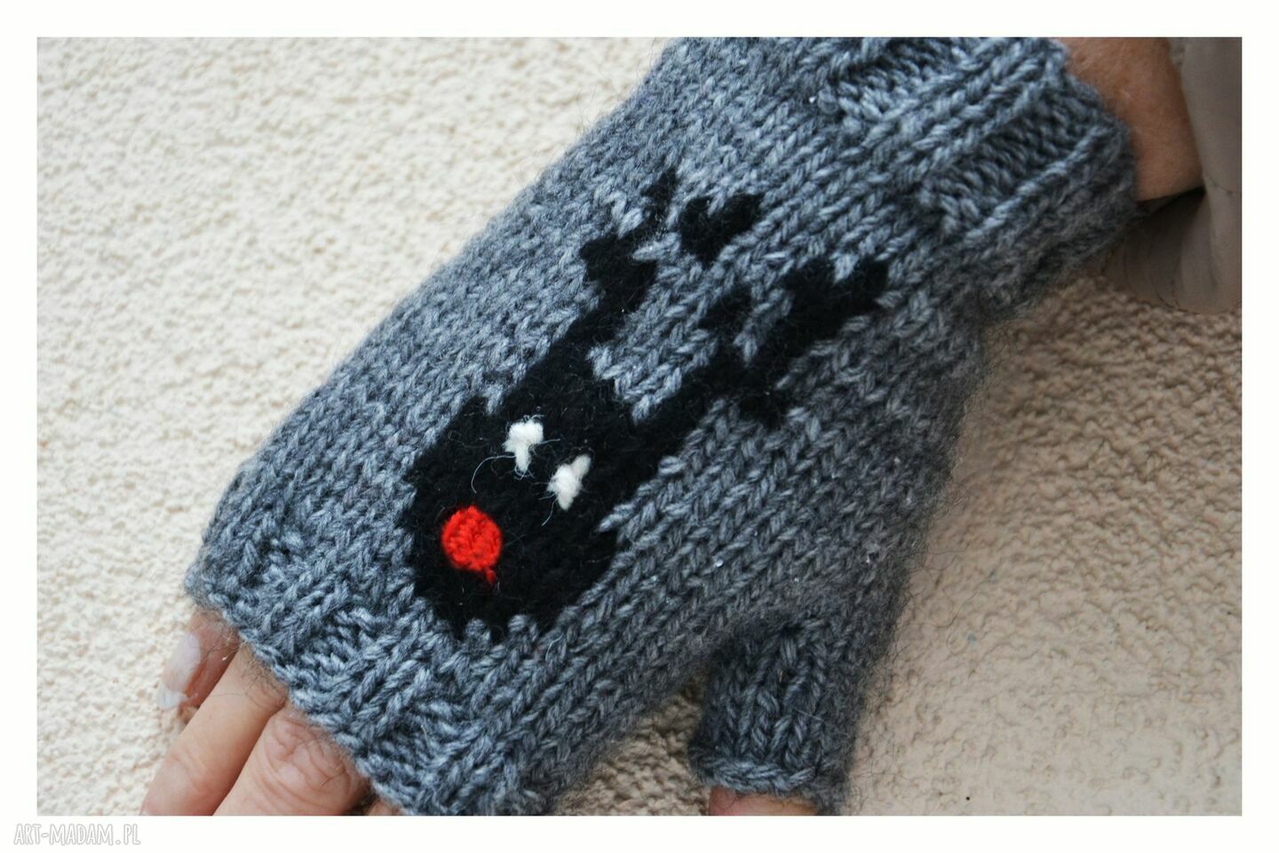 Szare mitenki z reniferem - ciepłe dzianinowe rękawiczki handmade