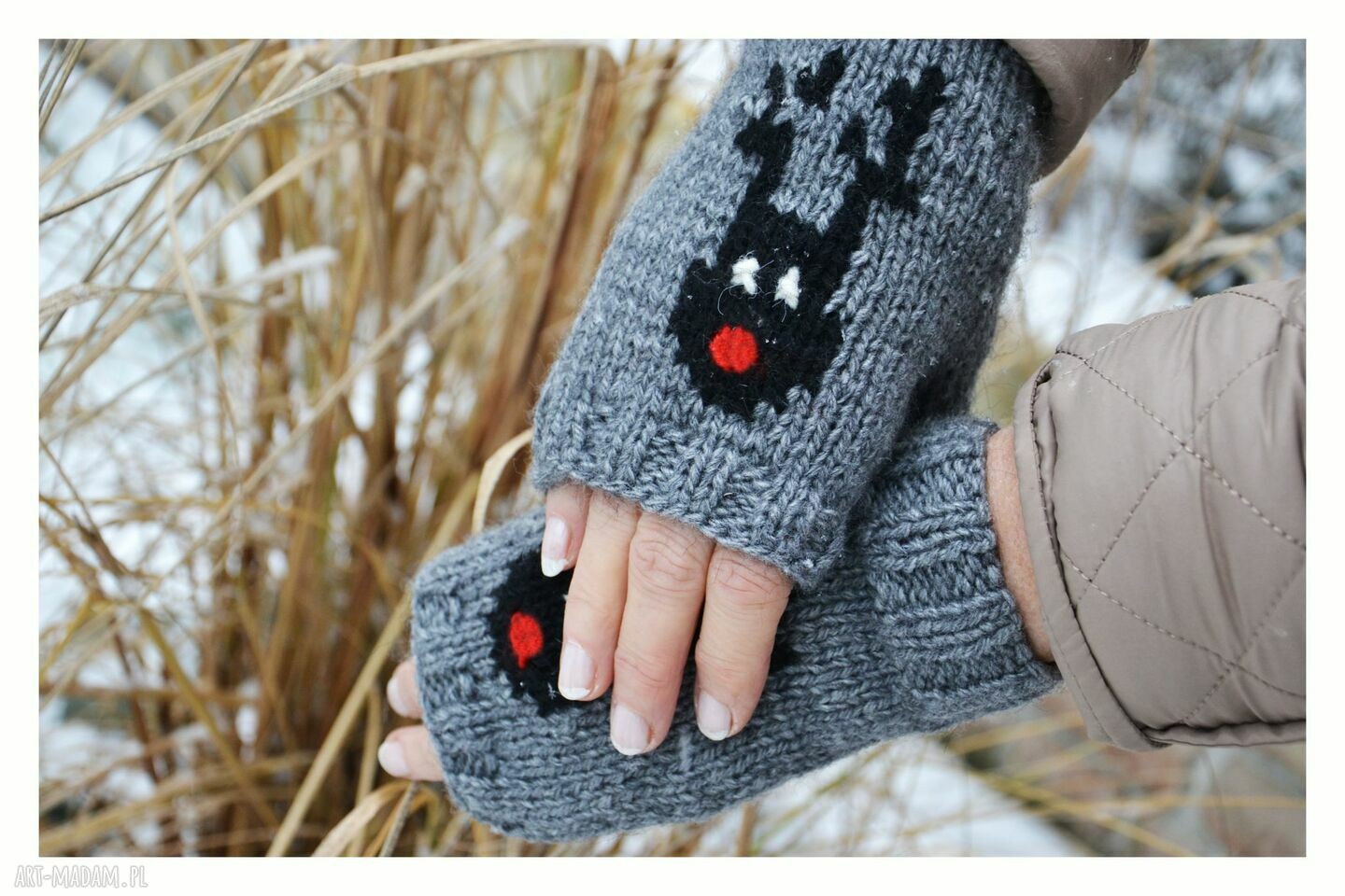 Szare mitenki z reniferem - ciepłe dzianinowe rękawiczki handmade