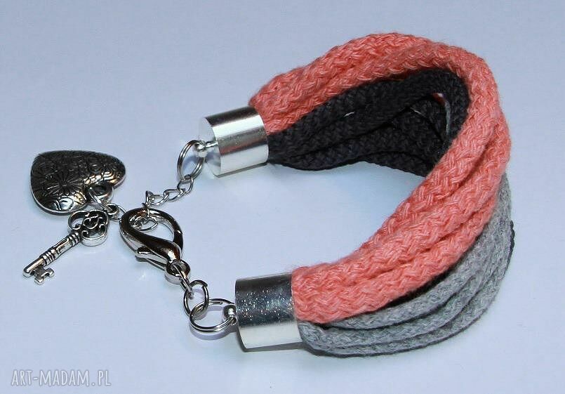 Szaro-różowa bransoletka z truskawką - nowoczesny handmade na regulowanym sznurku