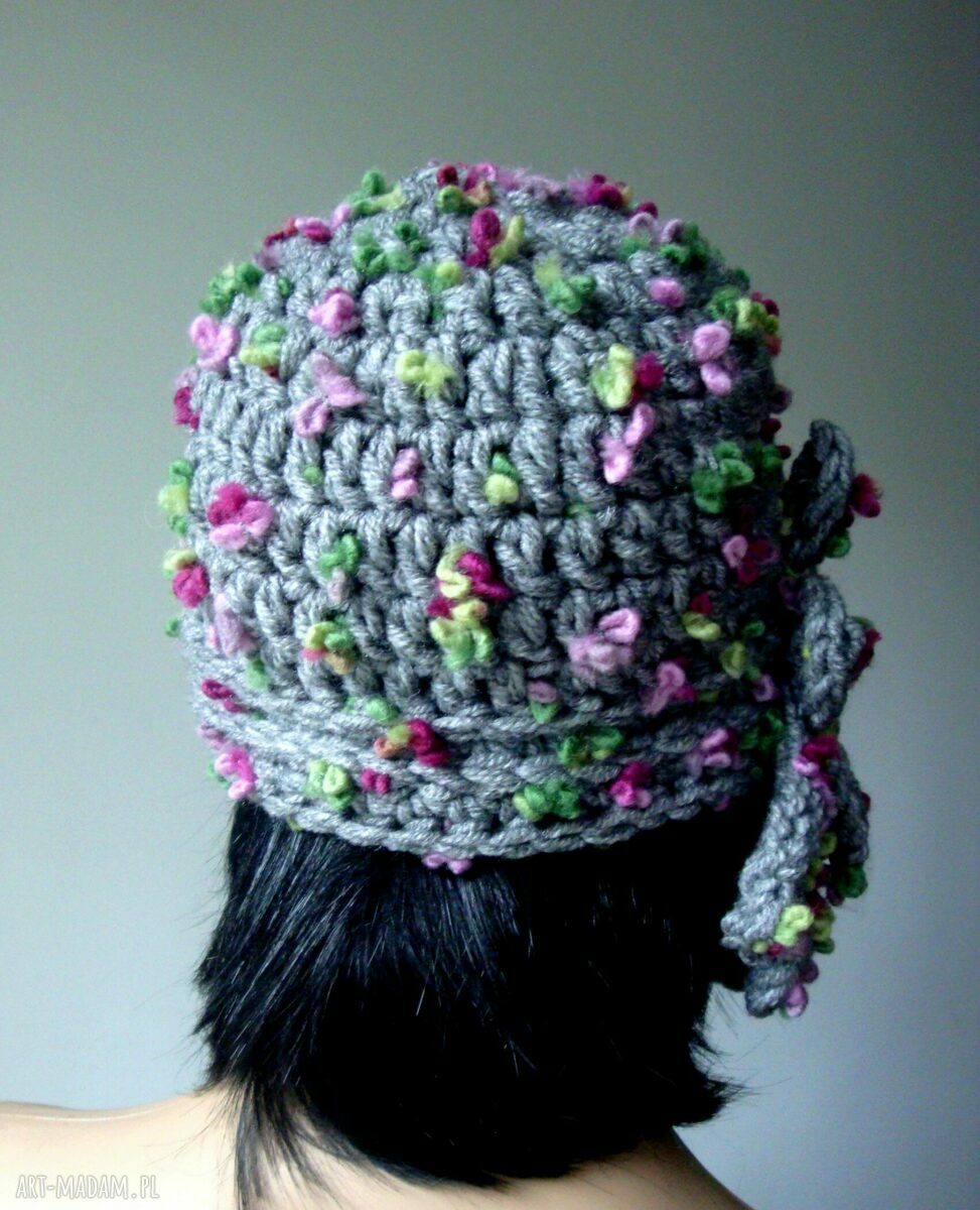 Ciepła czapka handmade 'Szarość w kwiatach'