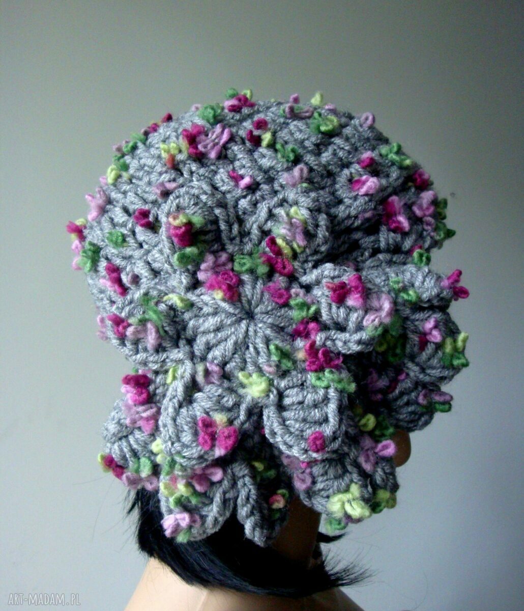 Ciepła czapka handmade 'Szarość w kwiatach'