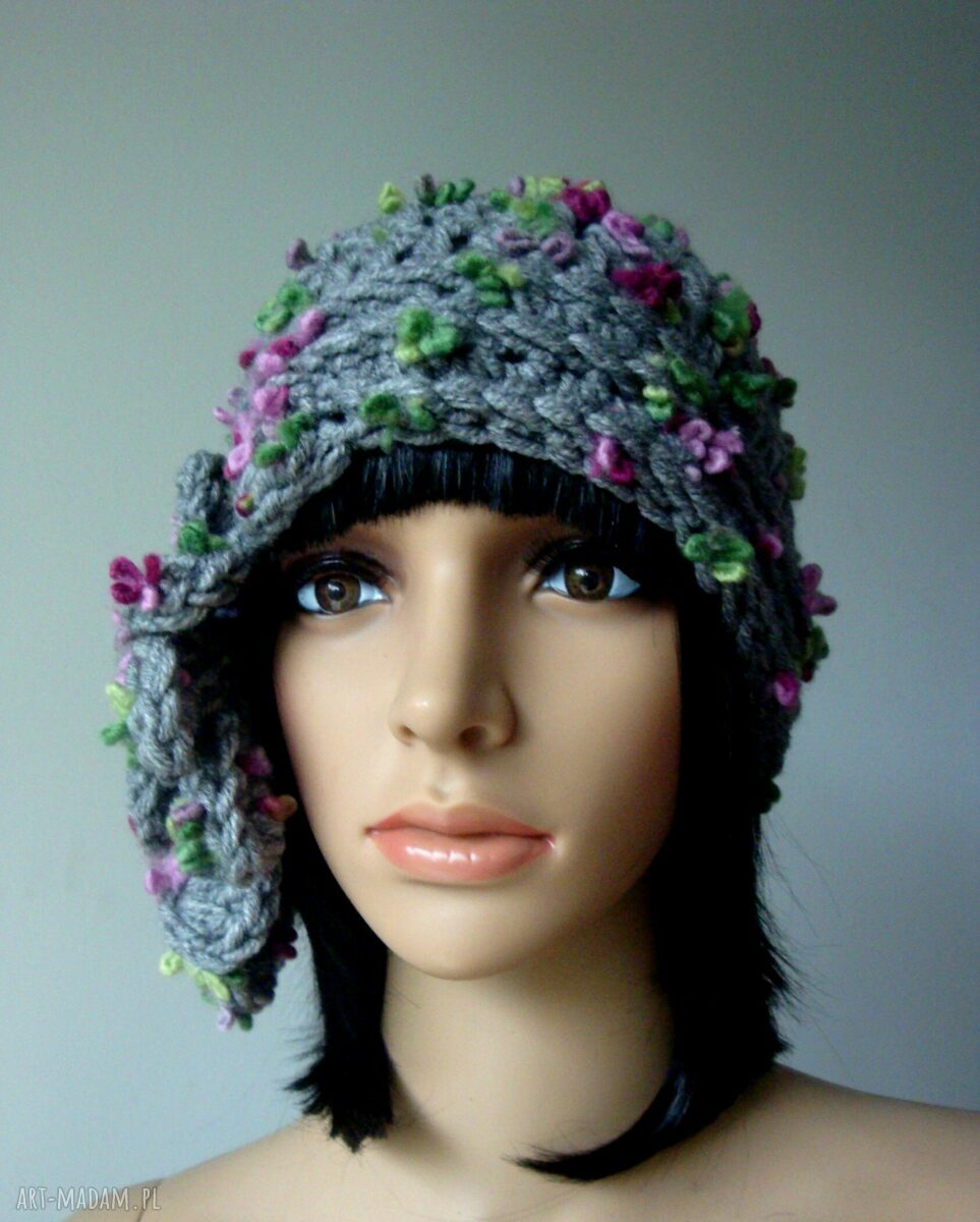 Ciepła czapka handmade 'Szarość w kwiatach'