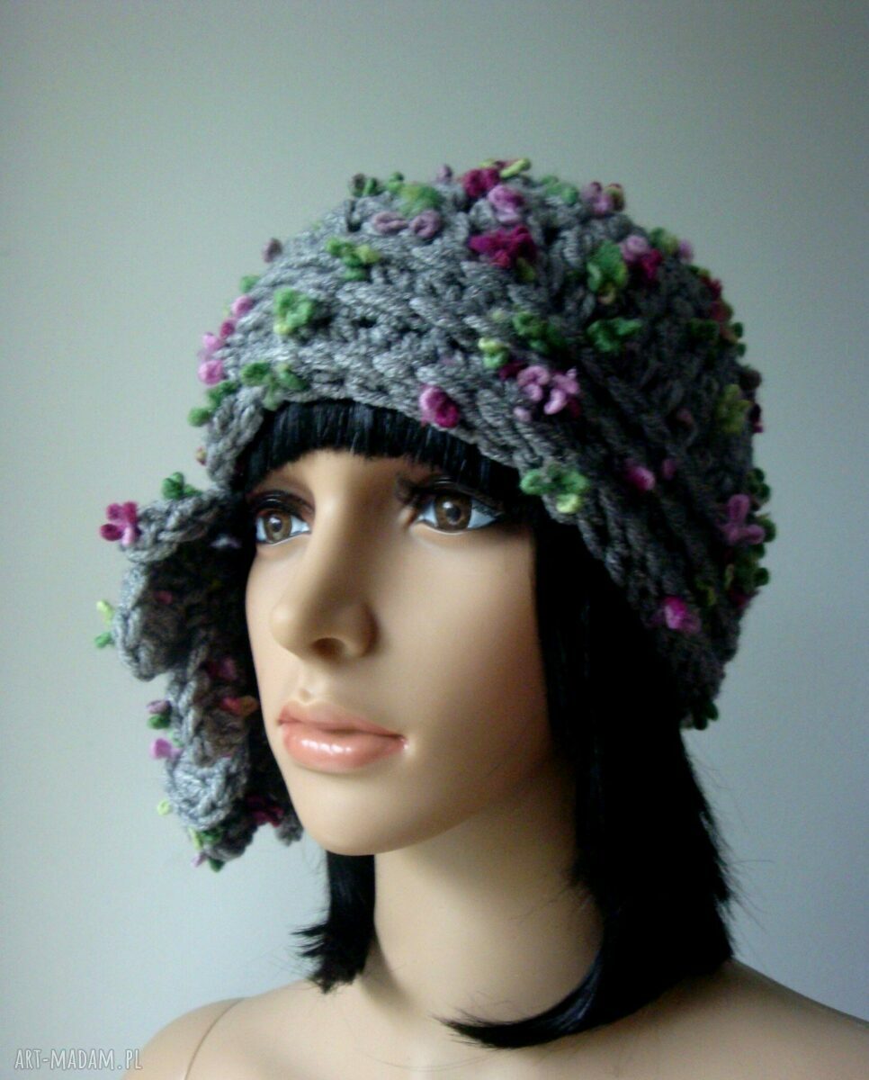 Ciepła czapka handmade 'Szarość w kwiatach'