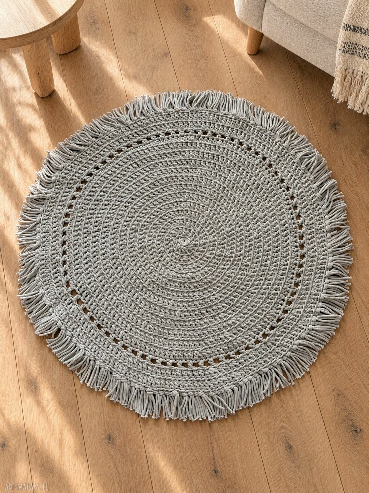 Szary okrągły dywan boho z frędzlami 110 cm - ręcznie szydełkowany