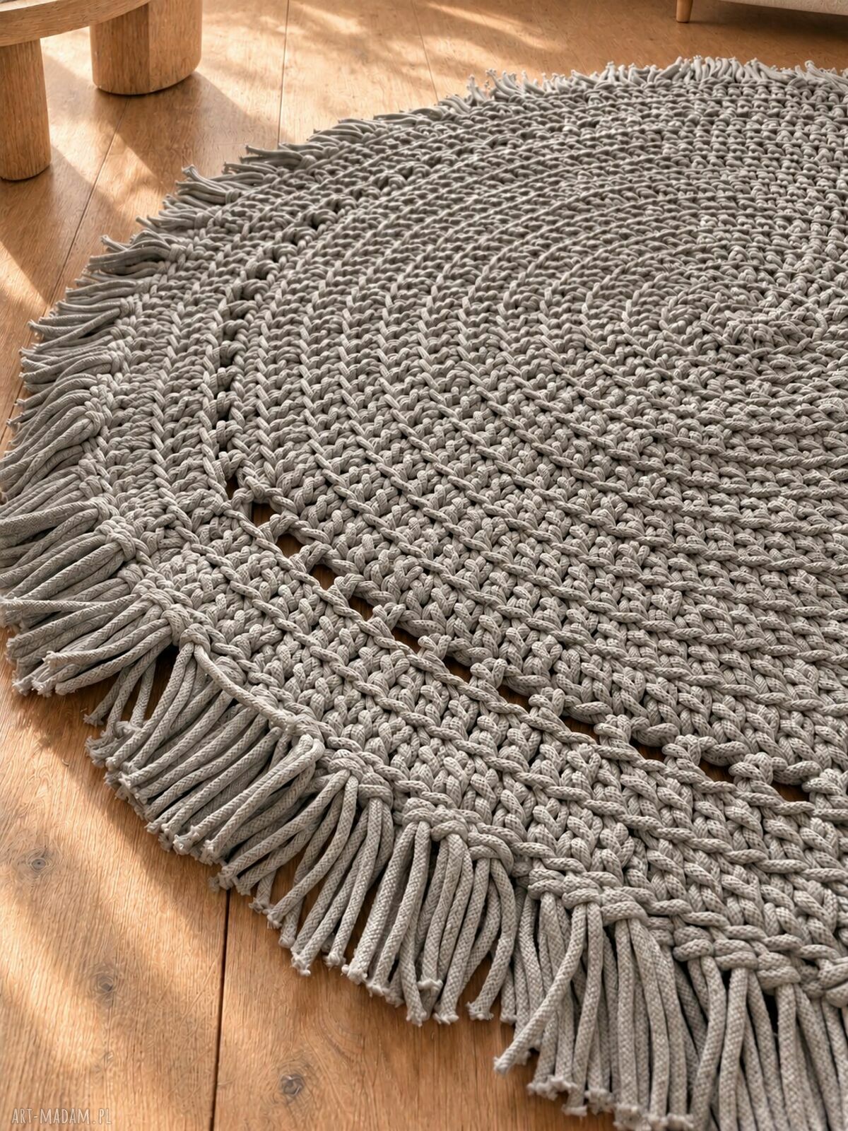 Szary okrągły dywan boho z frędzlami 110 cm - ręcznie szydełkowany