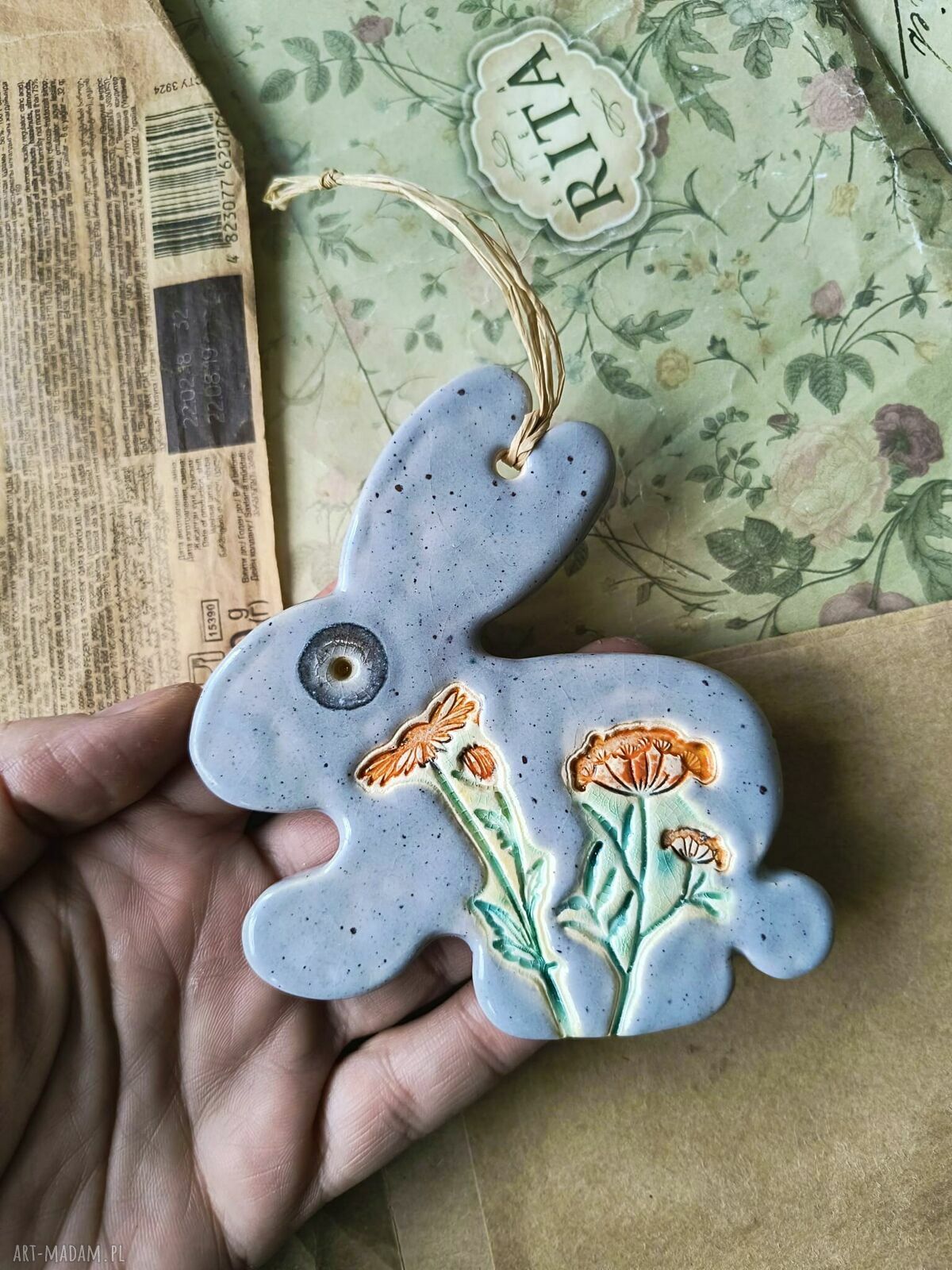 Szary zajączek z kwiatkami - wielkanocna ceramika handmade