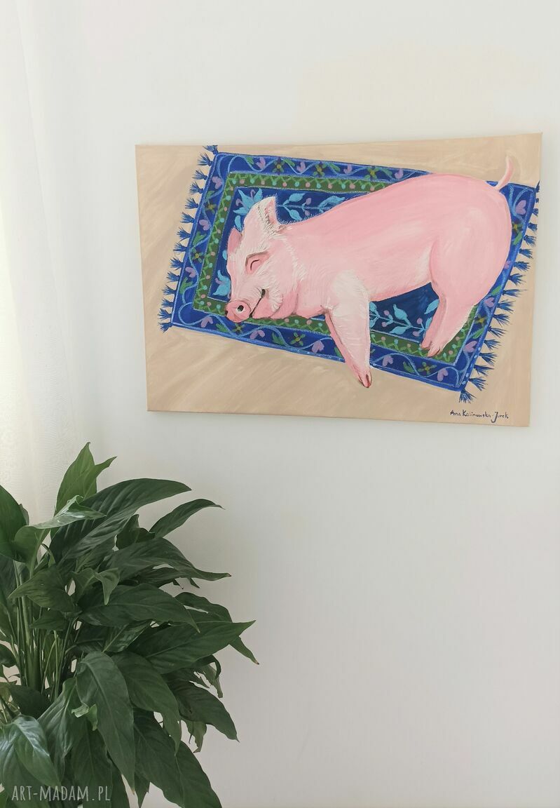 Szczęśliwa świnka na dywanie - obraz akrylowy 70x50 cm