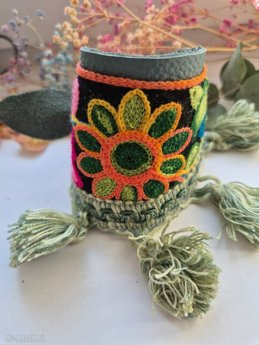 Szeroka bransoletka ze skóry z ozdobną taśmą - boho chwosty