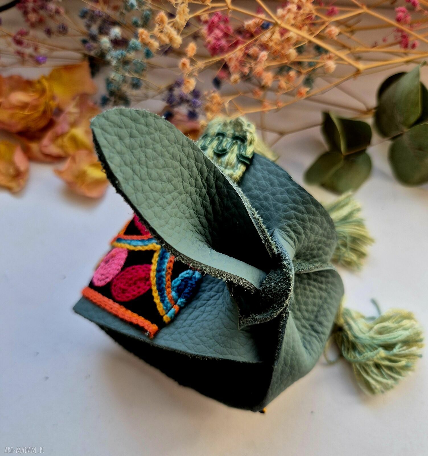 Szeroka bransoletka ze skóry z ozdobną taśmą - boho chwosty