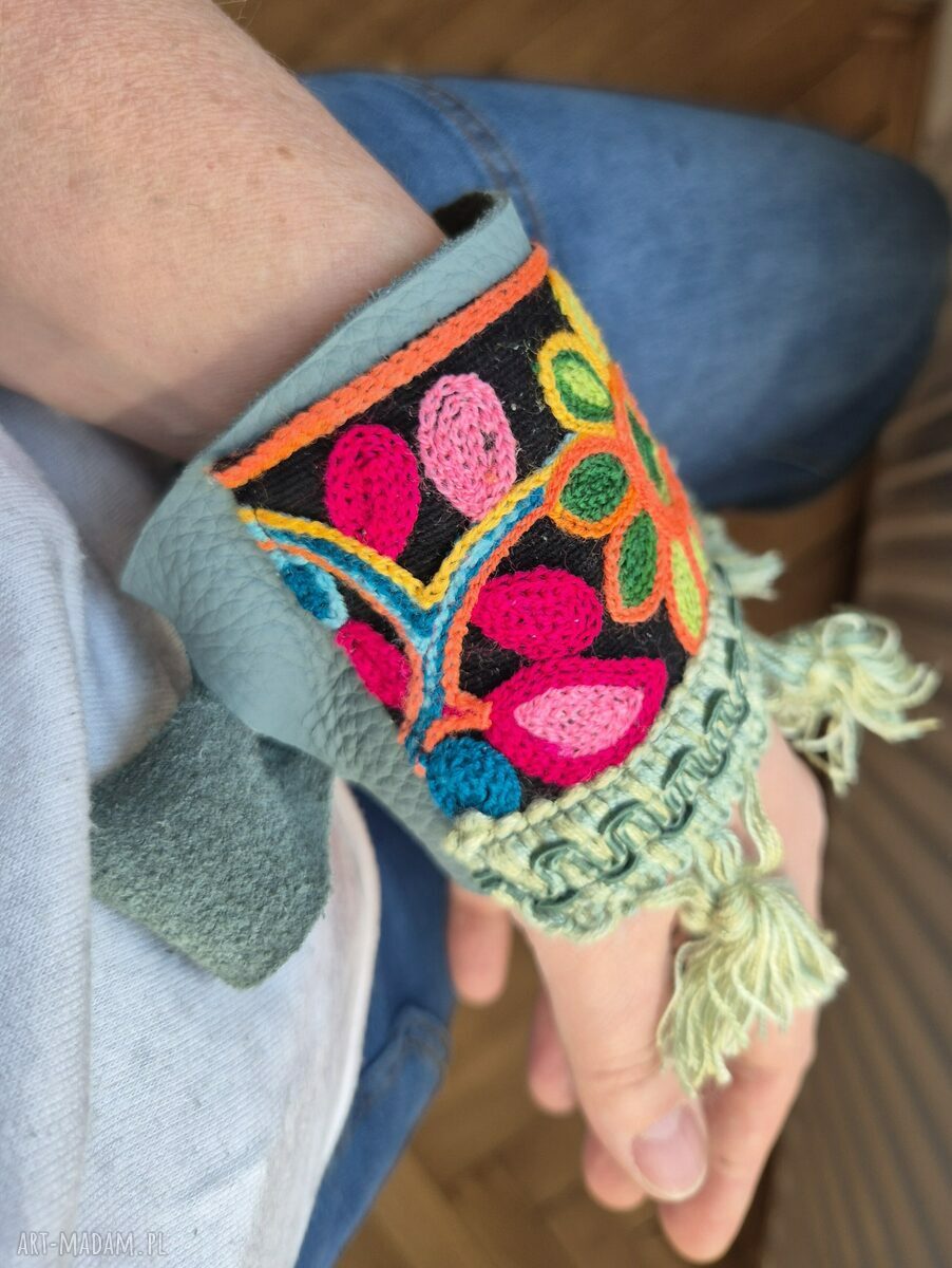 Szeroka bransoletka ze skóry z ozdobną taśmą - boho chwosty