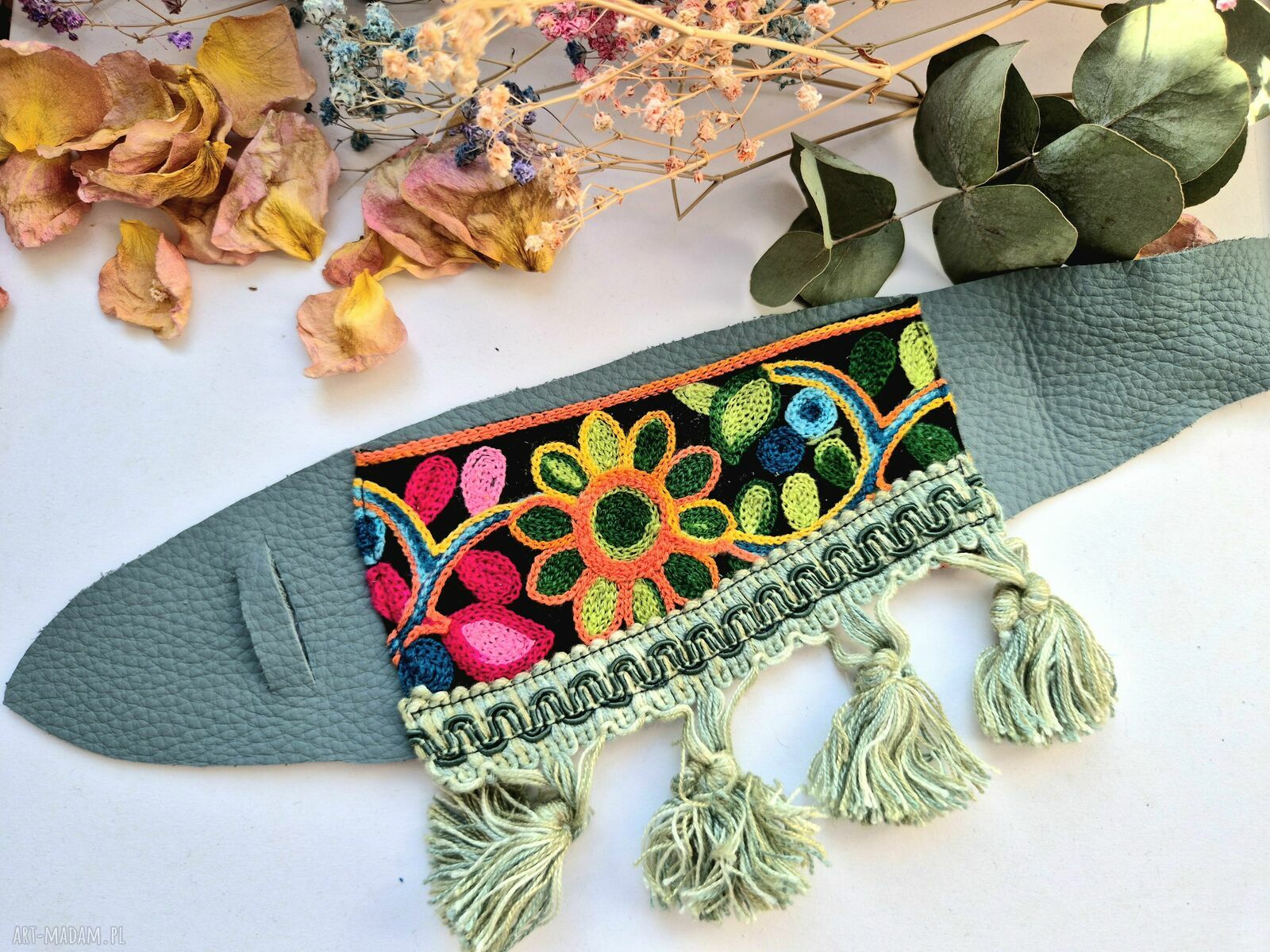 Szeroka bransoletka ze skóry z ozdobną taśmą - boho chwosty