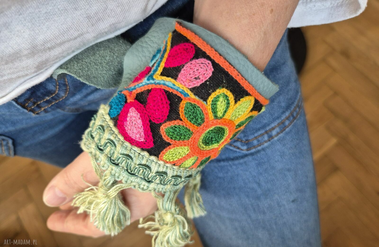 Szeroka bransoletka ze skóry z ozdobną taśmą - boho chwosty