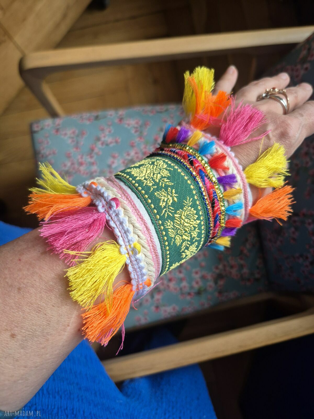 Szeroka bransoletka Fridalasze ze skóry z ozdobną taśmą - boho frędzle (uniwersalna)