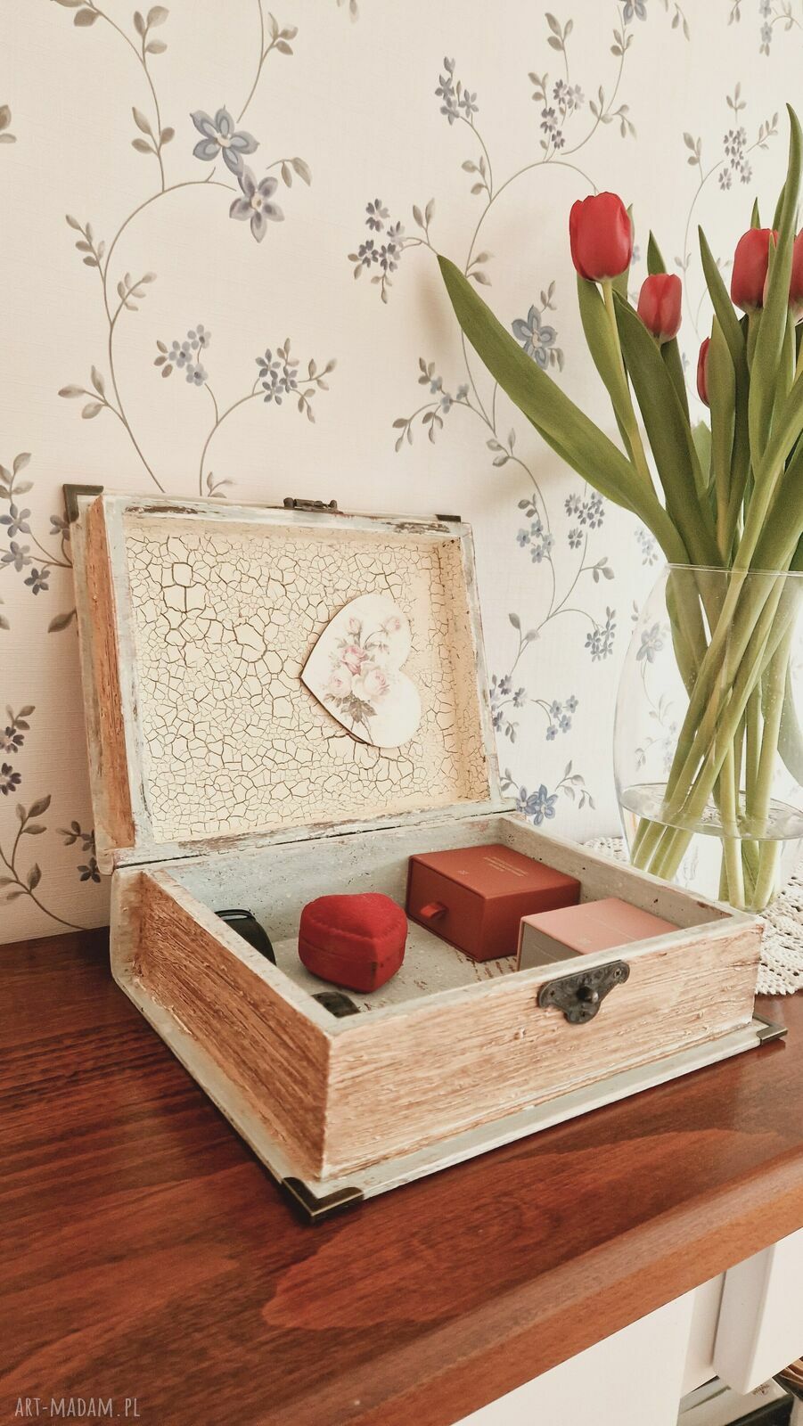 Drewniana szkatułka książka na biżuterię w stylu shabby chic