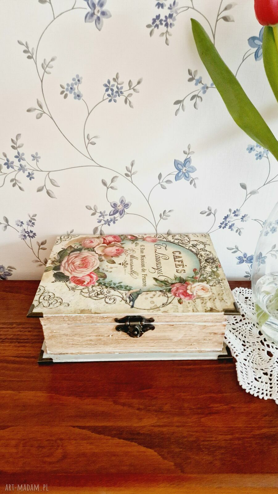 Drewniana szkatułka książka na biżuterię w stylu shabby chic