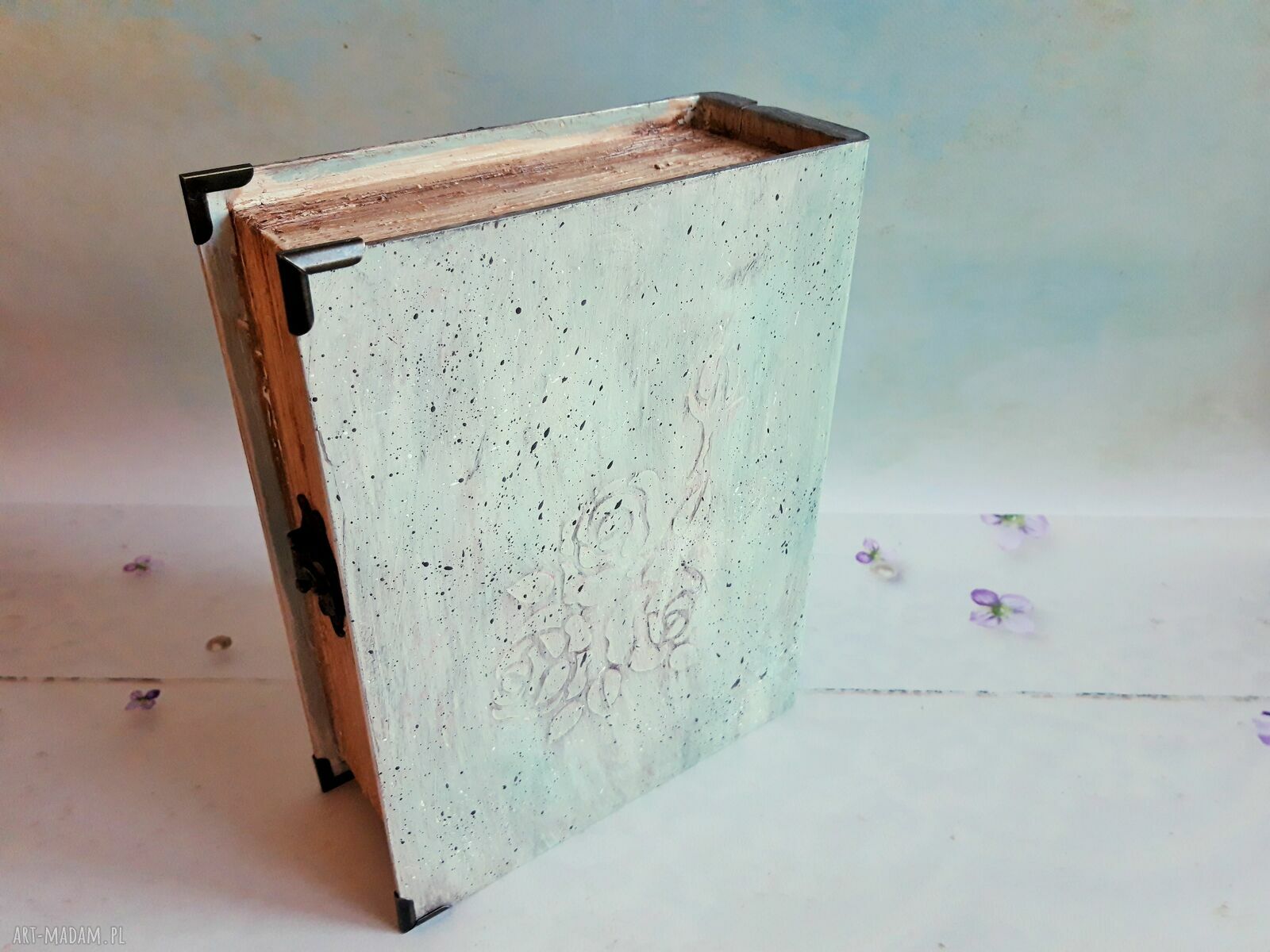Drewniana szkatułka książka na biżuterię w stylu shabby chic