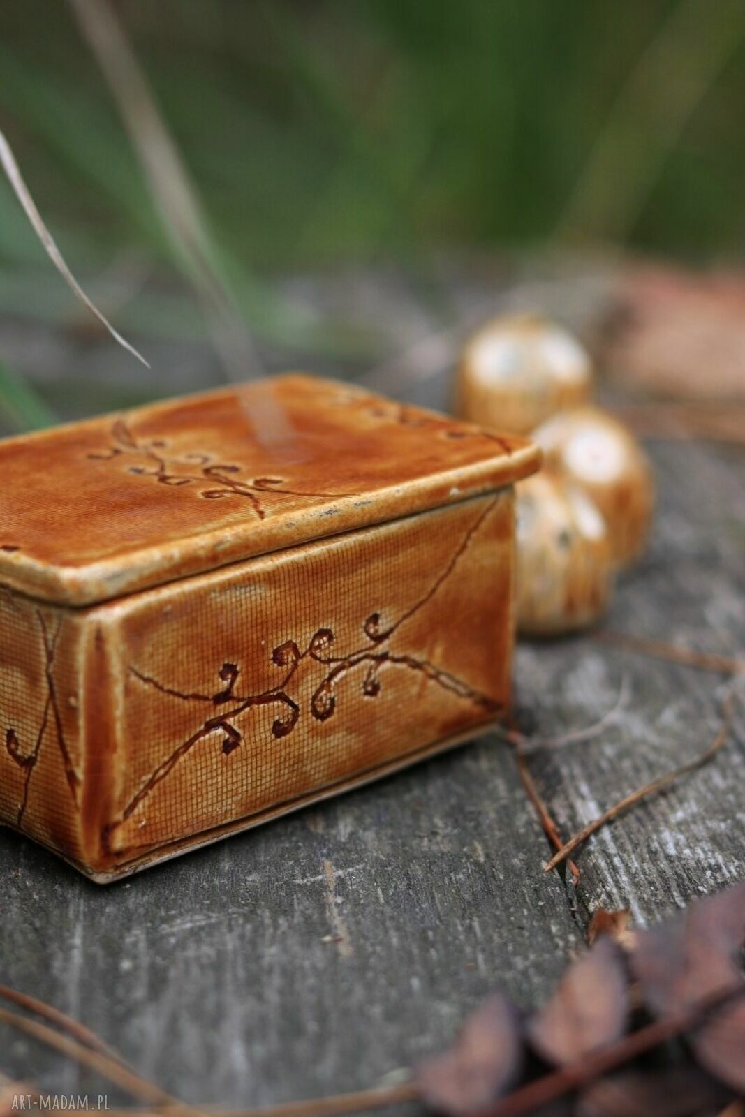 Szkatułka z koronką - pojemnik na biżuterię z ceramiki handmade