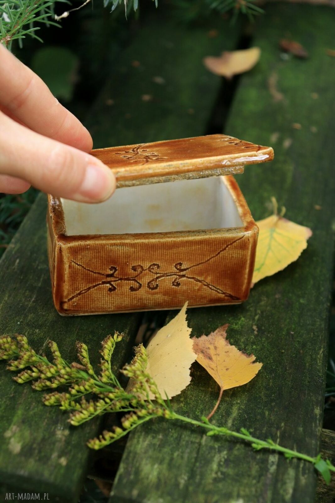 Szkatułka z koronką - pojemnik na biżuterię z ceramiki handmade
