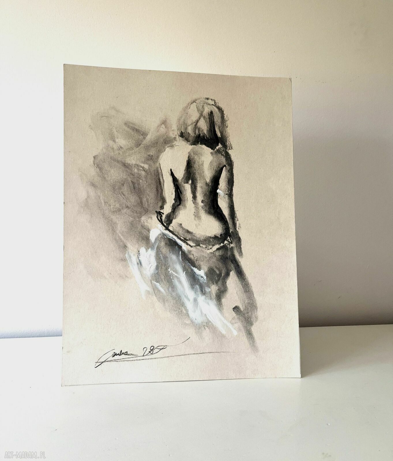 Szkic kobiety z bielą - autorska grafika 30x42 cm