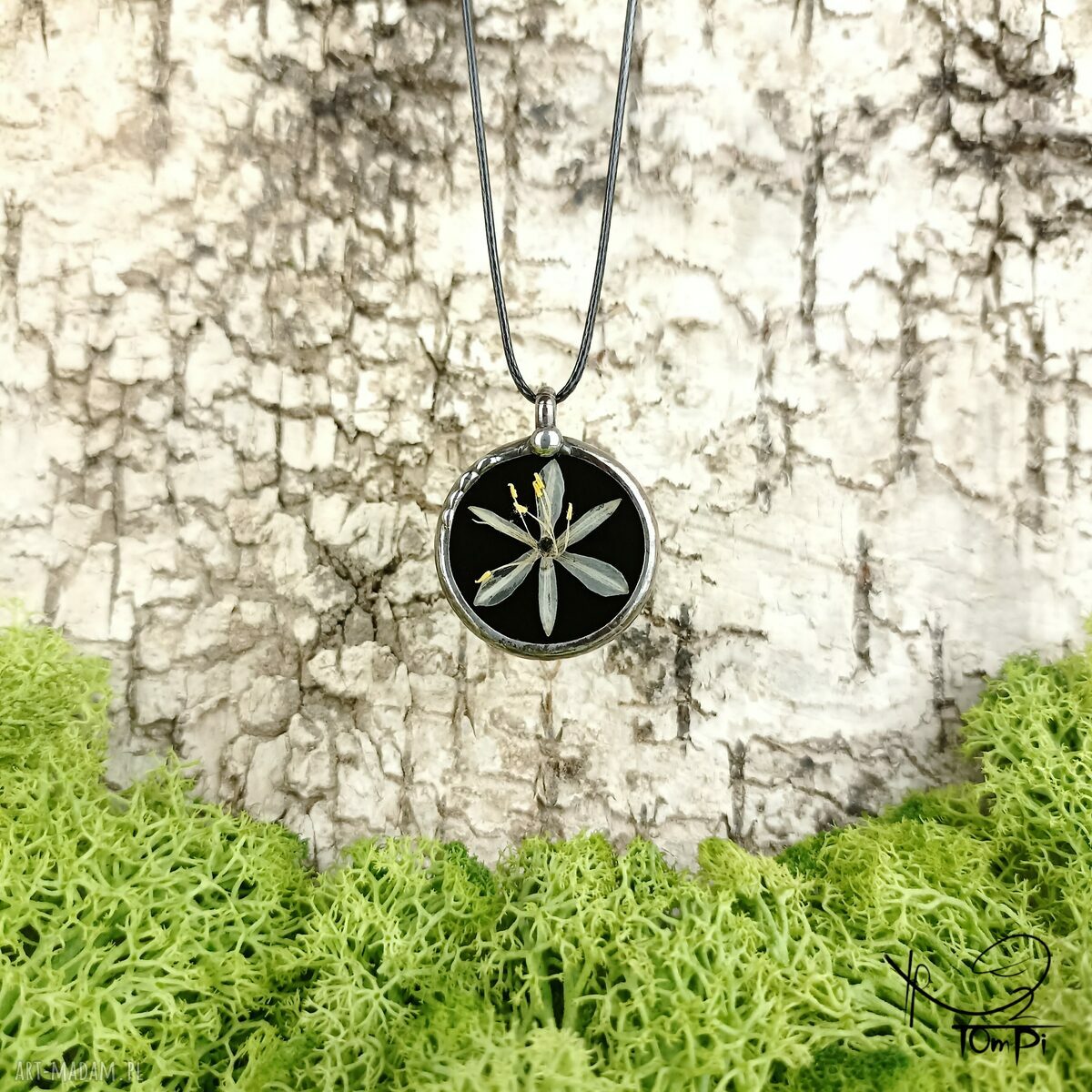 Czarny szklany medalion koło z kwiatu zielistki - wisiorek Tiffany handmade