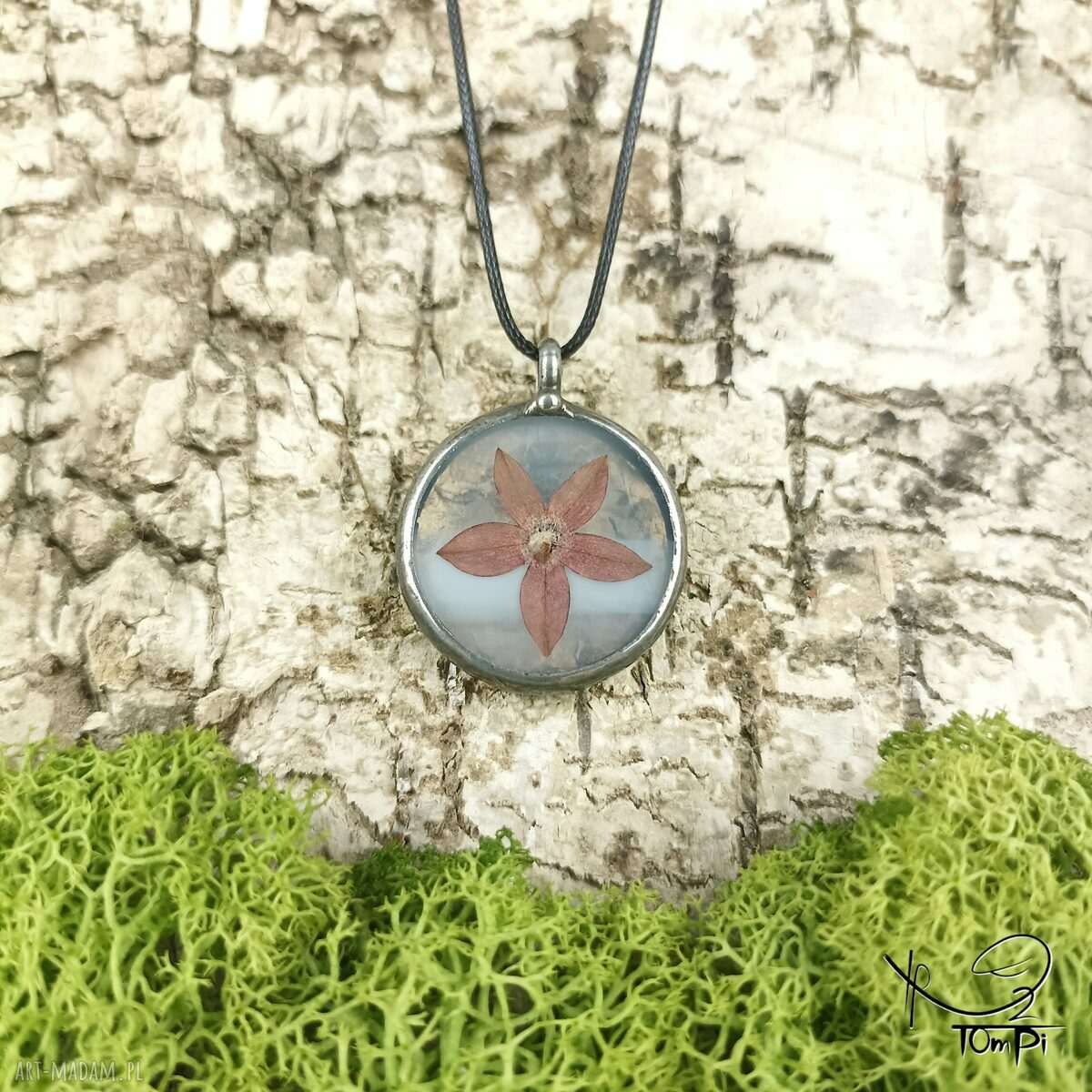 Szklany medalion koło z kwiatem piętaka (białawy) - wisiorek Tiffany handmade