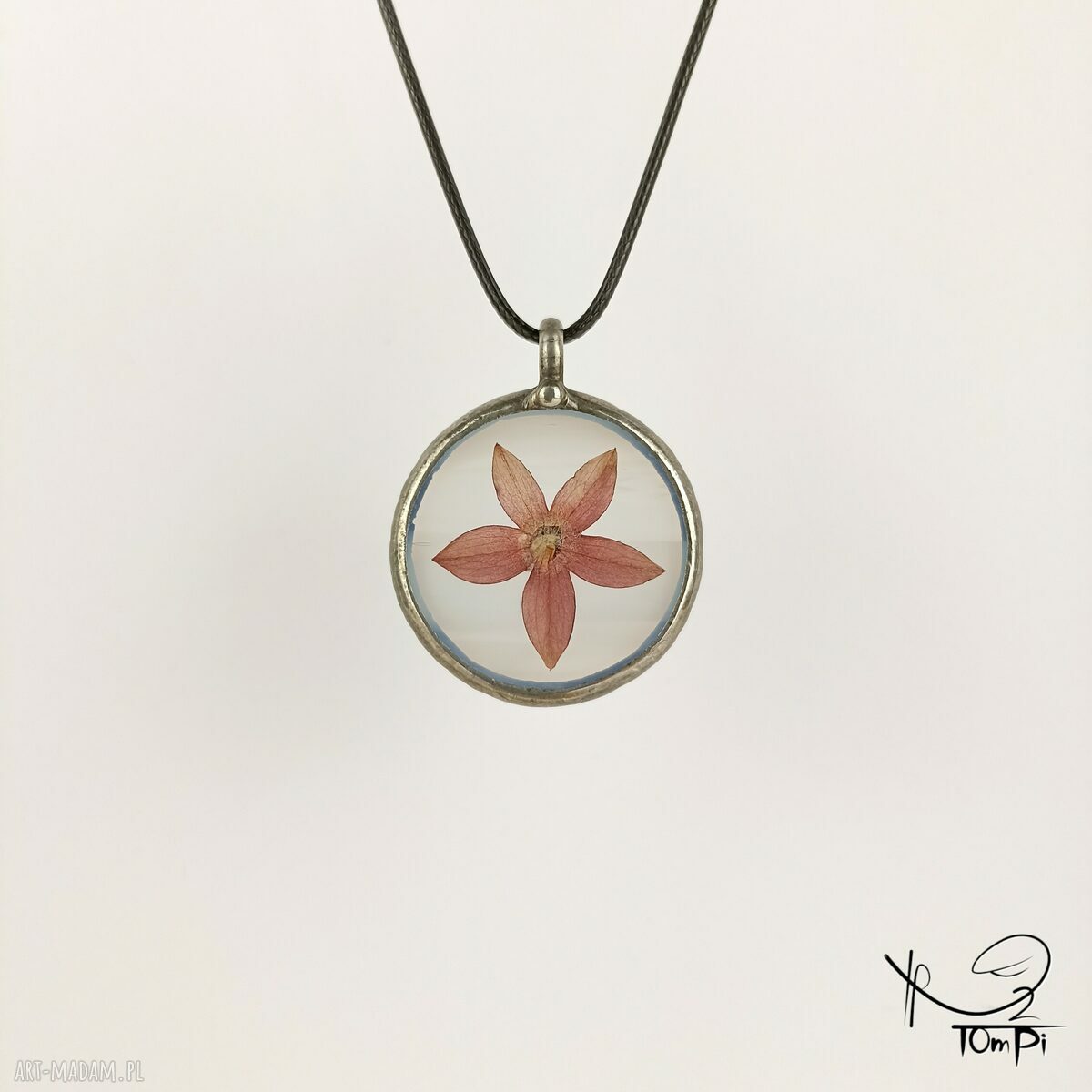 Szklany medalion koło z kwiatem piętaka (białawy) - wisiorek Tiffany handmade
