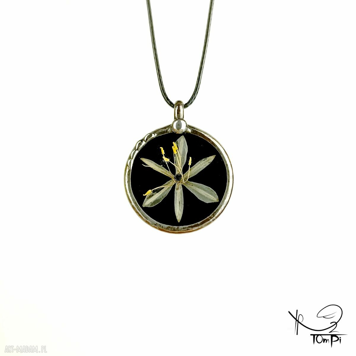 Czarny szklany medalion koło z kwiatu zielistki - wisiorek Tiffany handmade